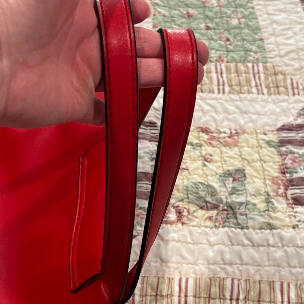 Elizabeth Arden Vibrant Red Tote - Picture 6 of 13